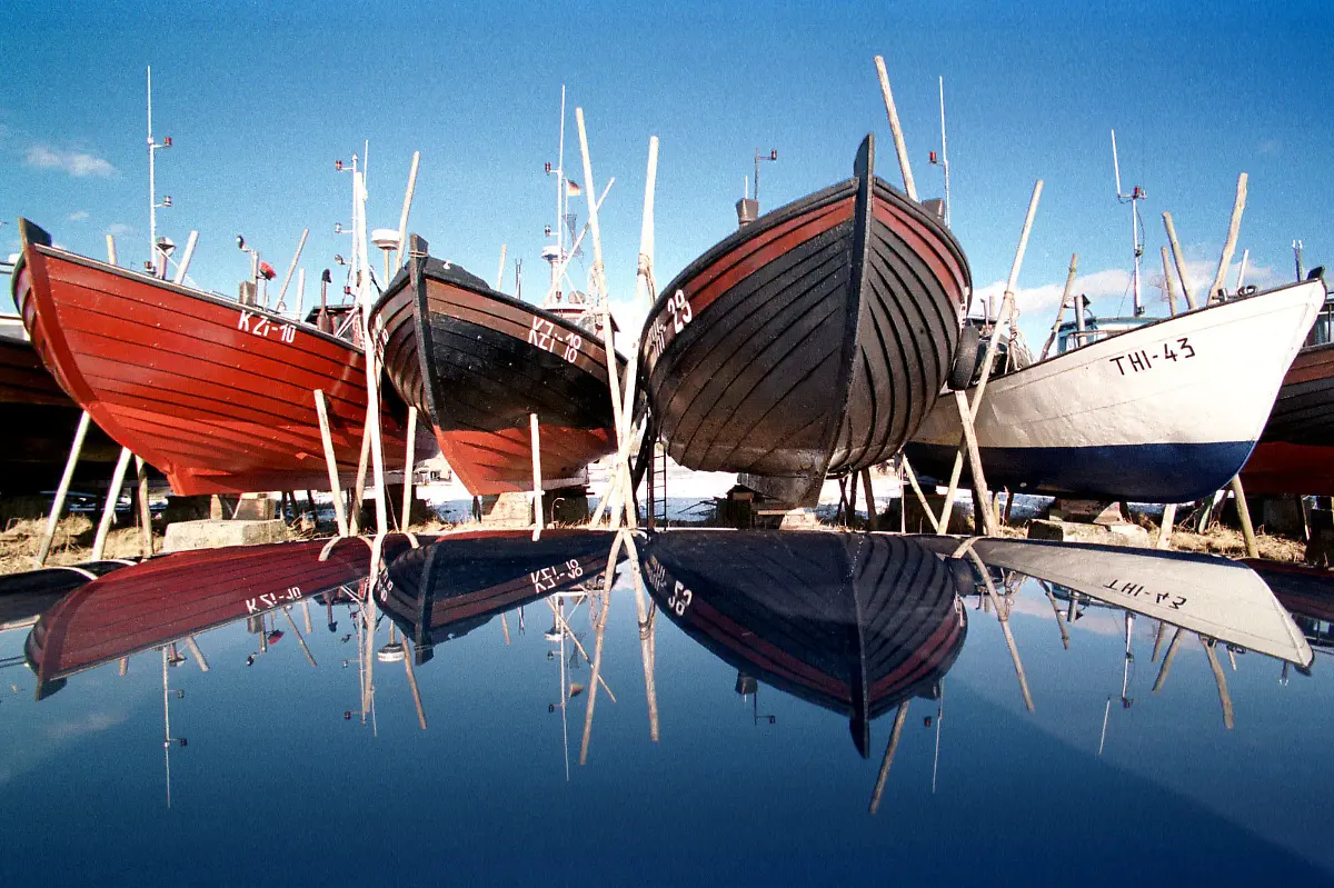 fischerboote-spiegelung