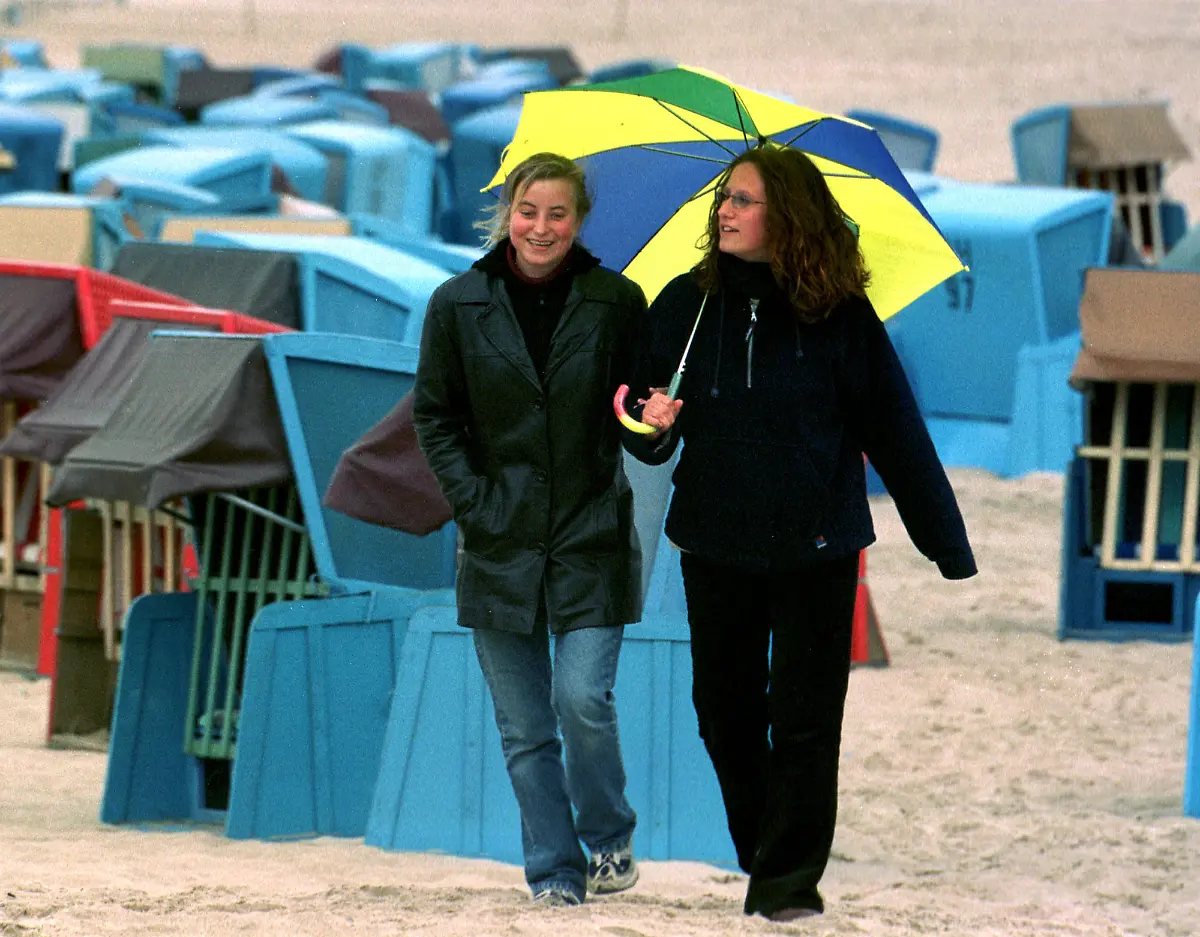 regen-Ruegen-schirm-frauen