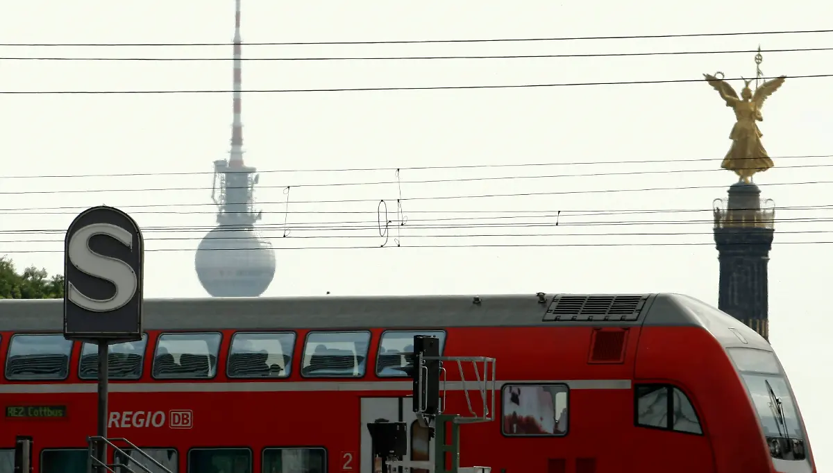 Berlin-Regionalzug-Fernsehturm-Siegessaeule