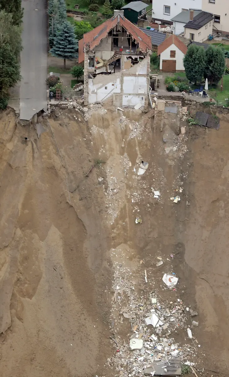 DEU-ST-Unglueck-Haus-Einsturz-NAC121-jpg2882807842812508926