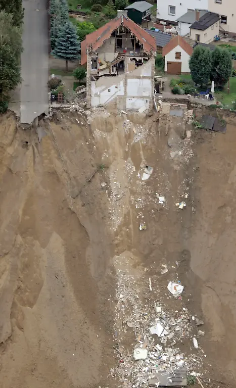 DEU-ST-Unglueck-Haus-Einsturz-NAC121-jpg2882807842812508926