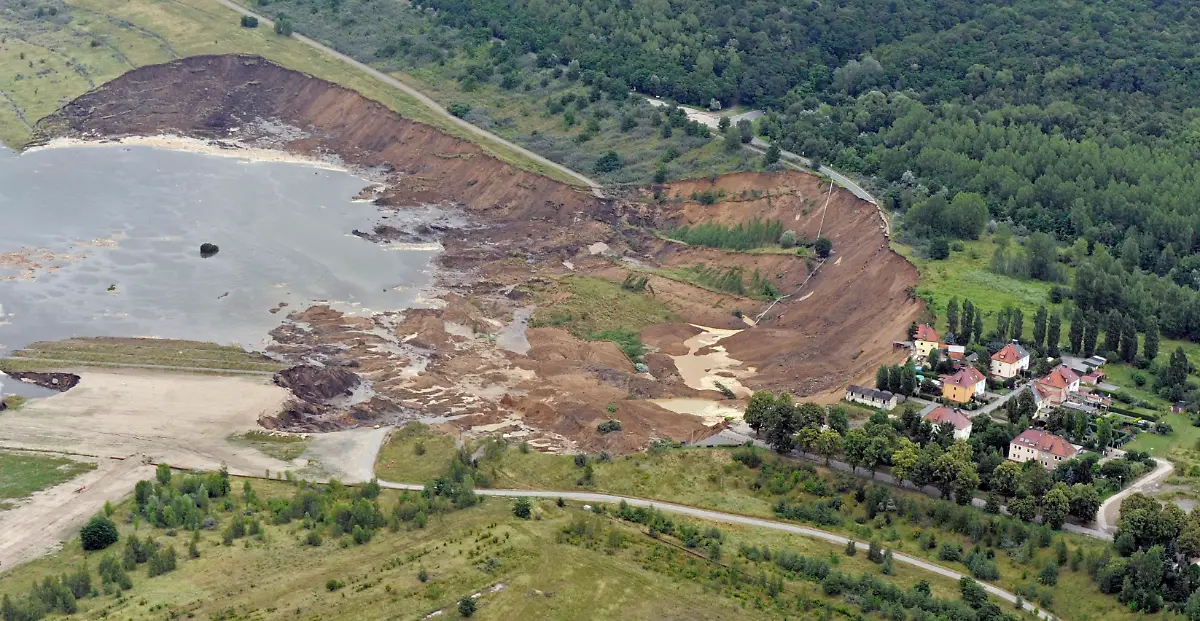 DEU-ST-Haus-Einsturz-NAC118-jpg7507037235005474771