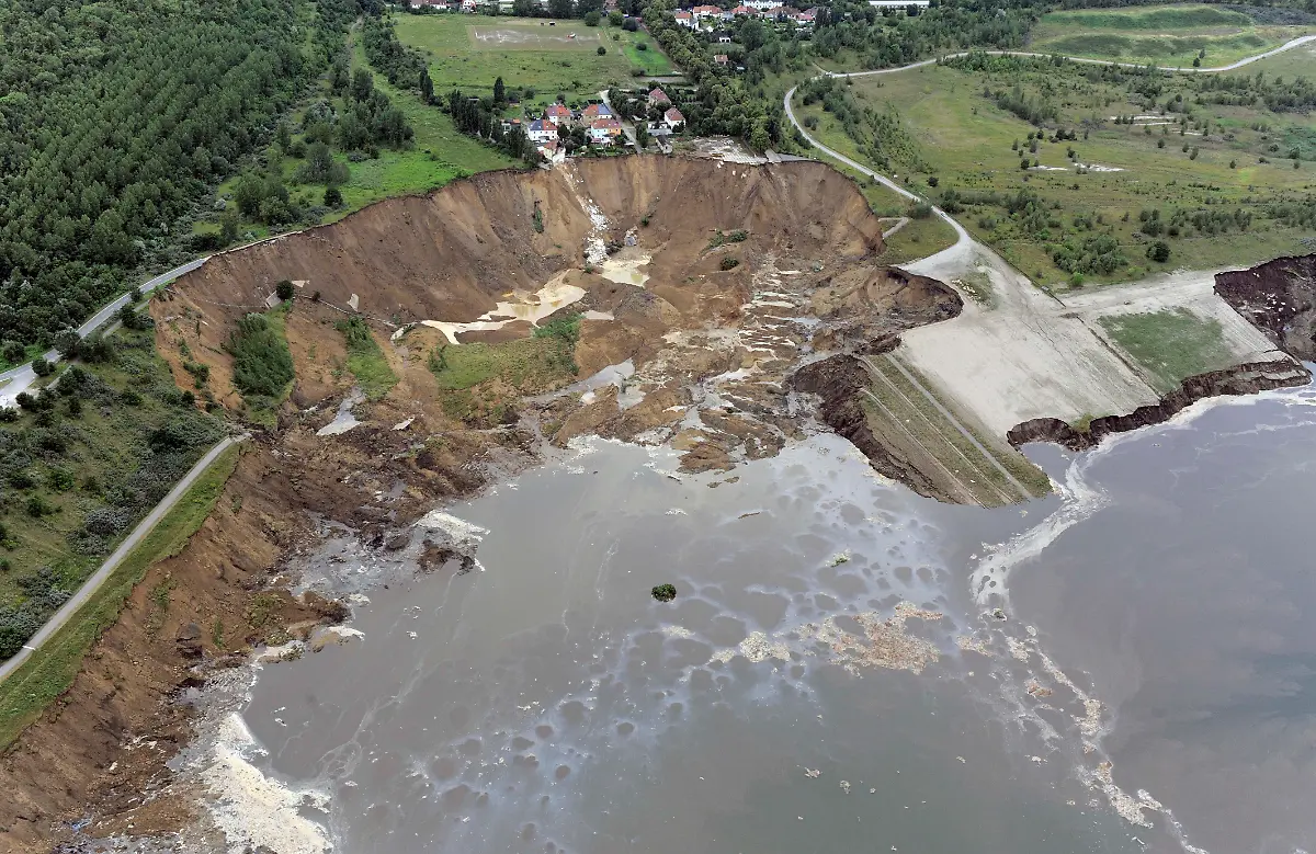 DEU-ST-Haus-Einsturz-NAC116-jpg6161090342447139106