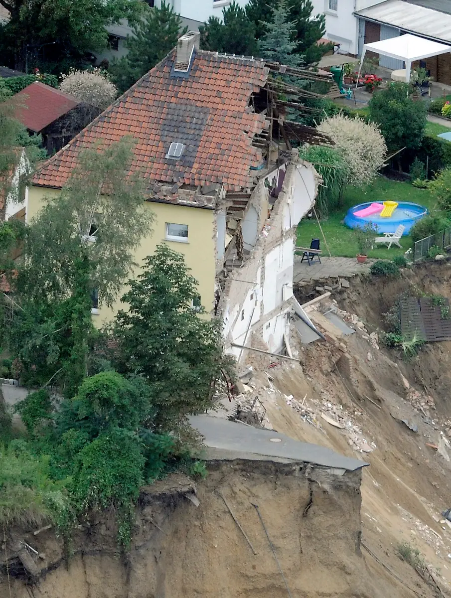 DEU-ST-Haus-Einsturz-NAC115-jpg7590912073514761783