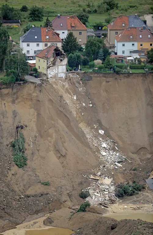 DEU-ST-Haus-Einsturz-NAC114-jpg1993660343598551938