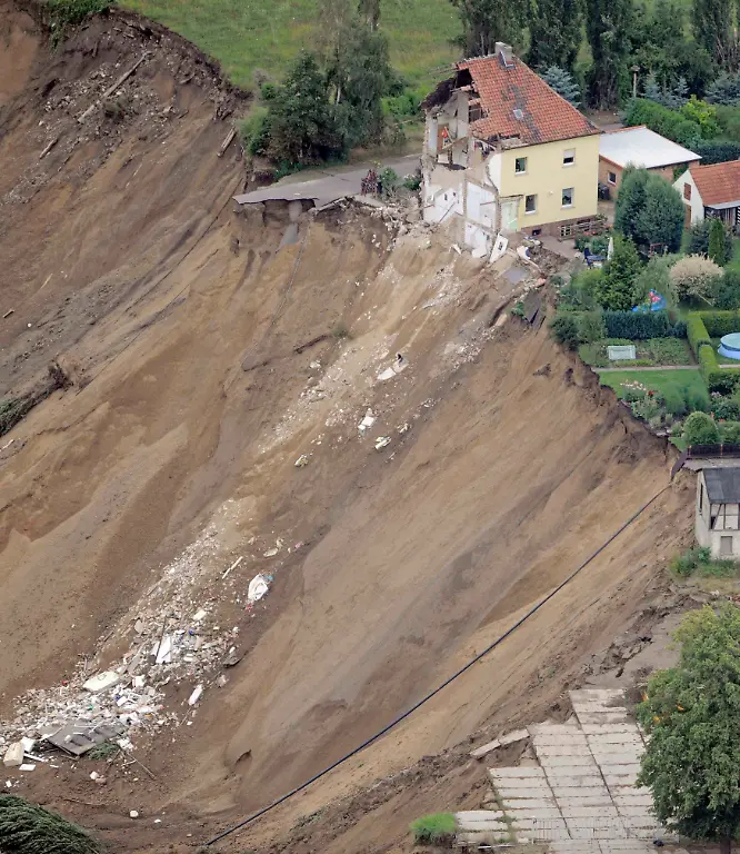 DEU-ST-Haus-Einsturz-NAC111-jpg7594091652169421626