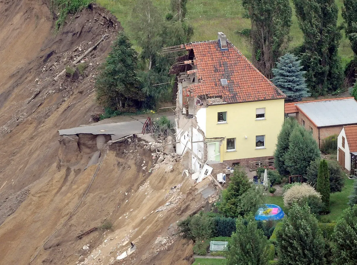 DEU-ST-Haus-Einsturz-NAC104-jpg7323067483606181540