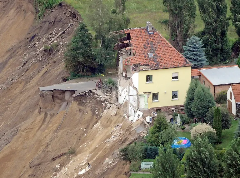 DEU-ST-Haus-Einsturz-NAC104-jpg7323067483606181540