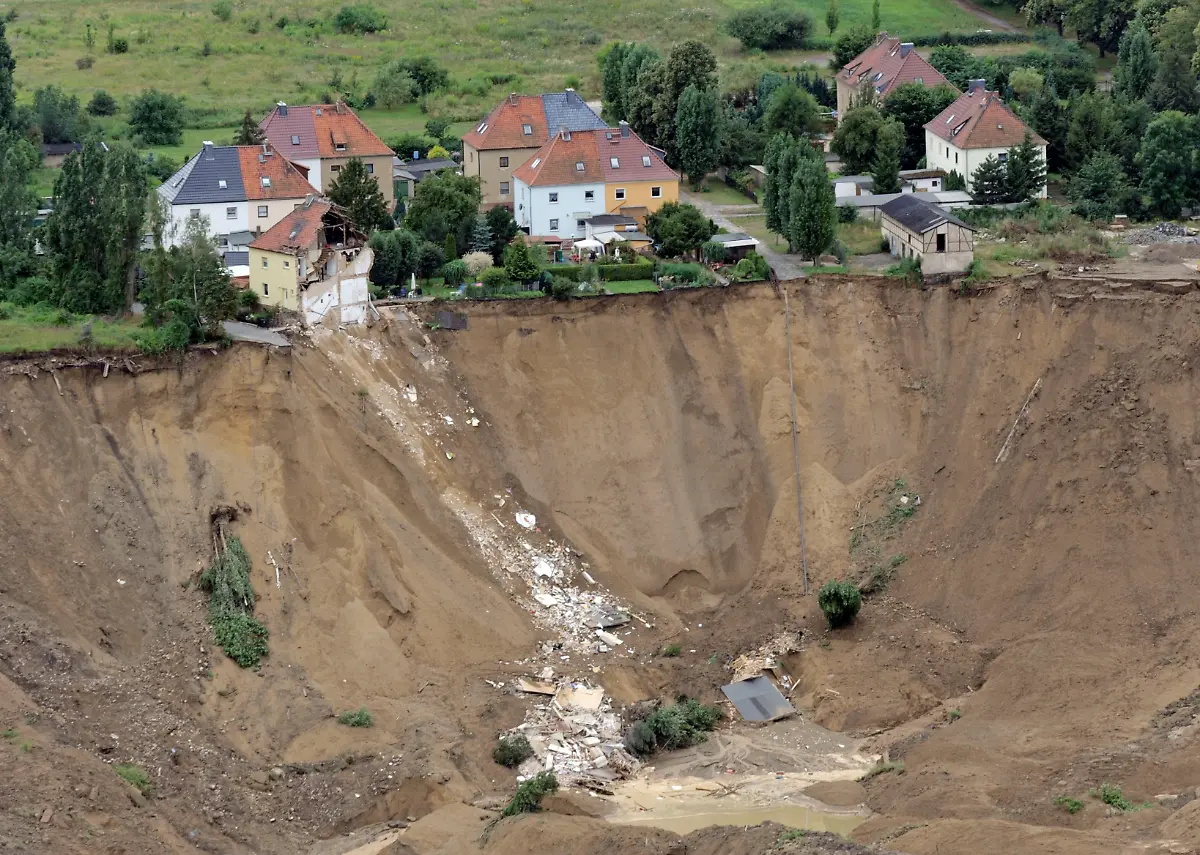 DEU-ST-Haus-Einsturz-NAC103-jpg9176156979786450107