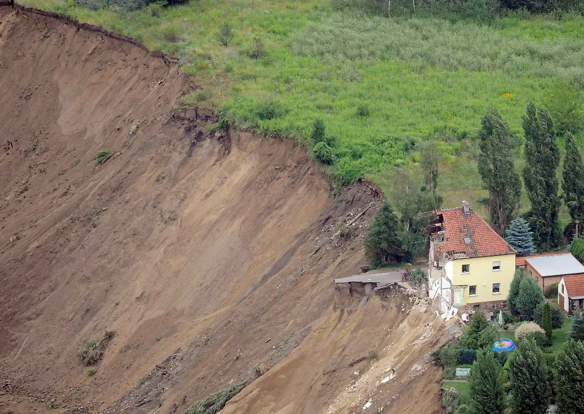 DEU-ST-Unglueck-Haus-Einsturz-NAC102-jpg8581957499474021868