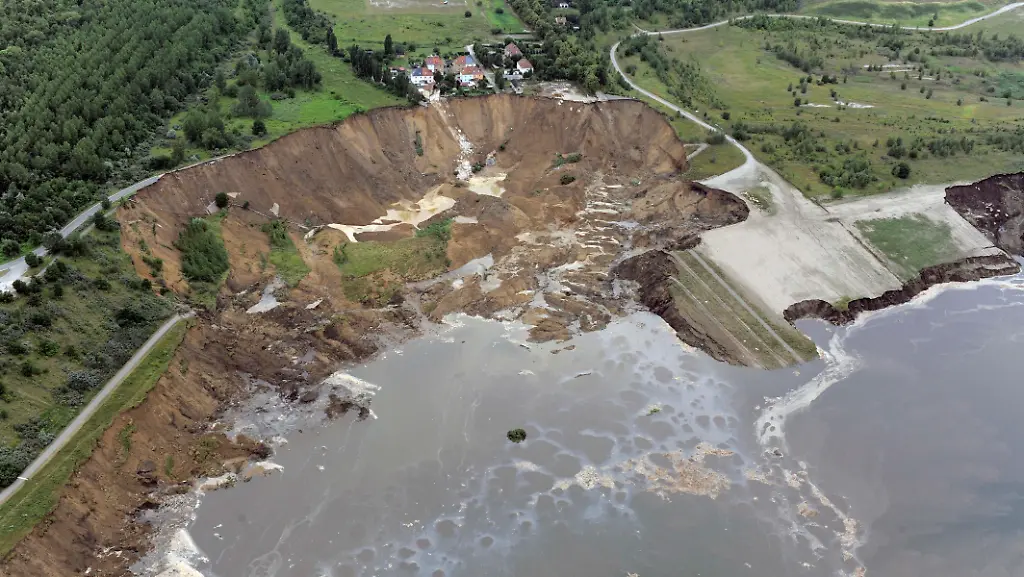 DEU-ST-Haus-Einsturz-NAC116-jpg6161090342447139106