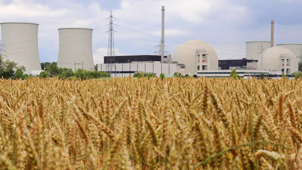 Das-Atomkraftwerk-Biblis-Block-A-arbeitet-seit-1974-Zwei-Jahre-spaeter-ging-Block-B-ans-Netz