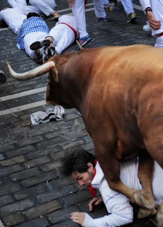 Spain-Running-of-the-Bulls-DO101-jpg7827633233771039907