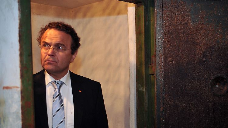 Innenminister Friedrich bei einem Besuch der Gedenk- und Begegnungsstätte Leistikowstraße in Potsdam.