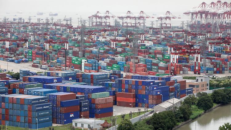 In den chinesischen Häfen, wie hier in Shanghai, wird nicht nur ausgeführt.