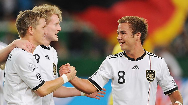 Die deutschen Torschützen unter sich: Bastian Schweinsteiger (l.) traf zum 1:0, Mario Götze (r.) erhöhte, Andre Schürrle setzte den Schlusspunkt.
