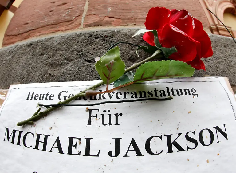 APTOPIX-DEU-Michael-Jackson-Gedenken-PRO101-jpg3805794150104768895