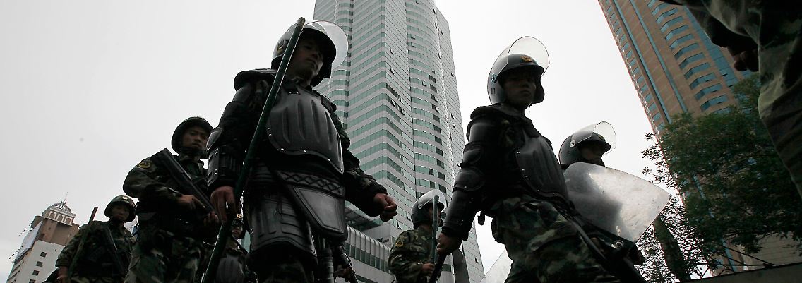 Chinas Staatsmacht versucht mit einem massiven Aufgebot an Sicherheitskräften die Lage zu beruhigen.