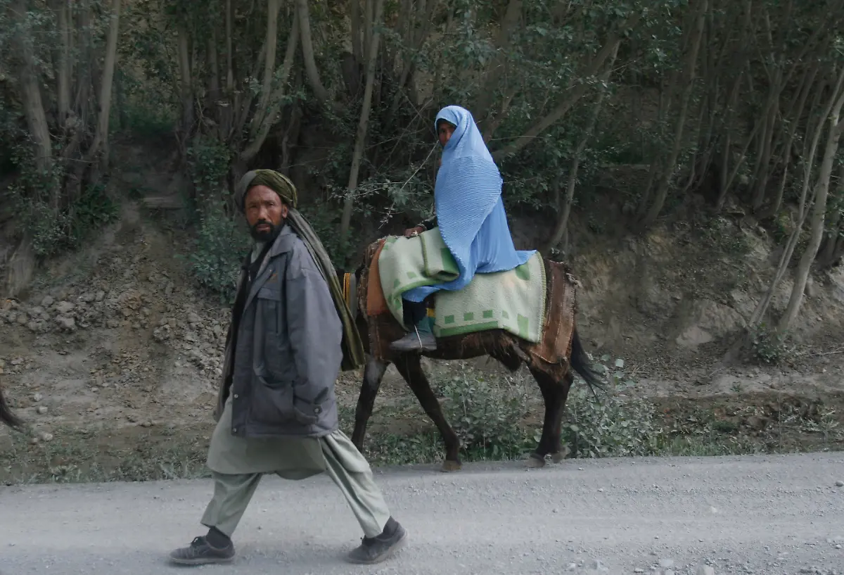 Afghanistan-Bamijan-Mann-Esel-Frau