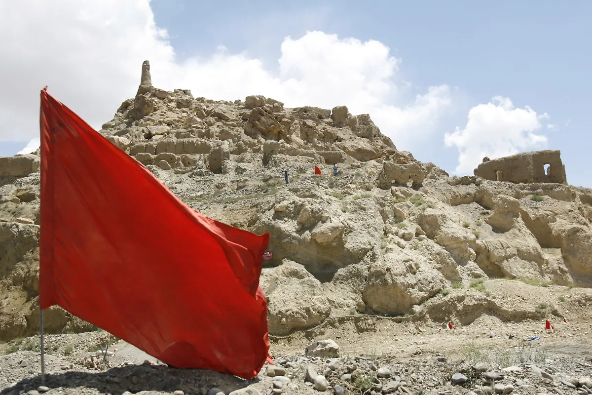 Flagge-Warnung-Minenfeld-Afghanistan-Bamijan-Buddhas