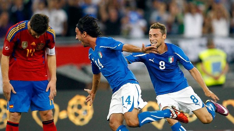 Siegtorschütze gegen Spanien: Italiens Alberto Aquilani dreht jubelnd ab.