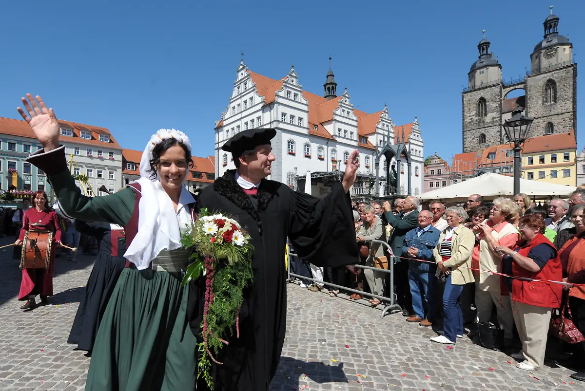Festumzug-in-Lutherstadt-Wittenberg-Lutherpaar