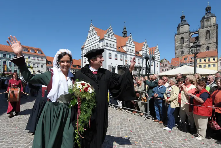 Festumzug-in-Lutherstadt-Wittenberg-Lutherpaar