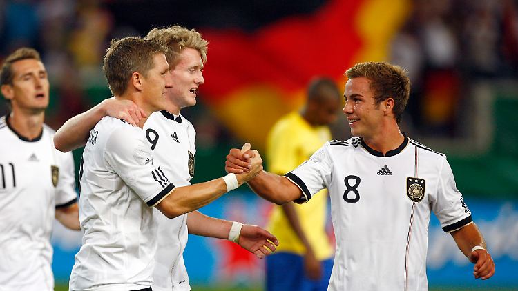 Perfekte Ergänzung: Chefstratege Bastian Schweinsteiger beglückwünscht Chef-Ideengeber Mario Götze.