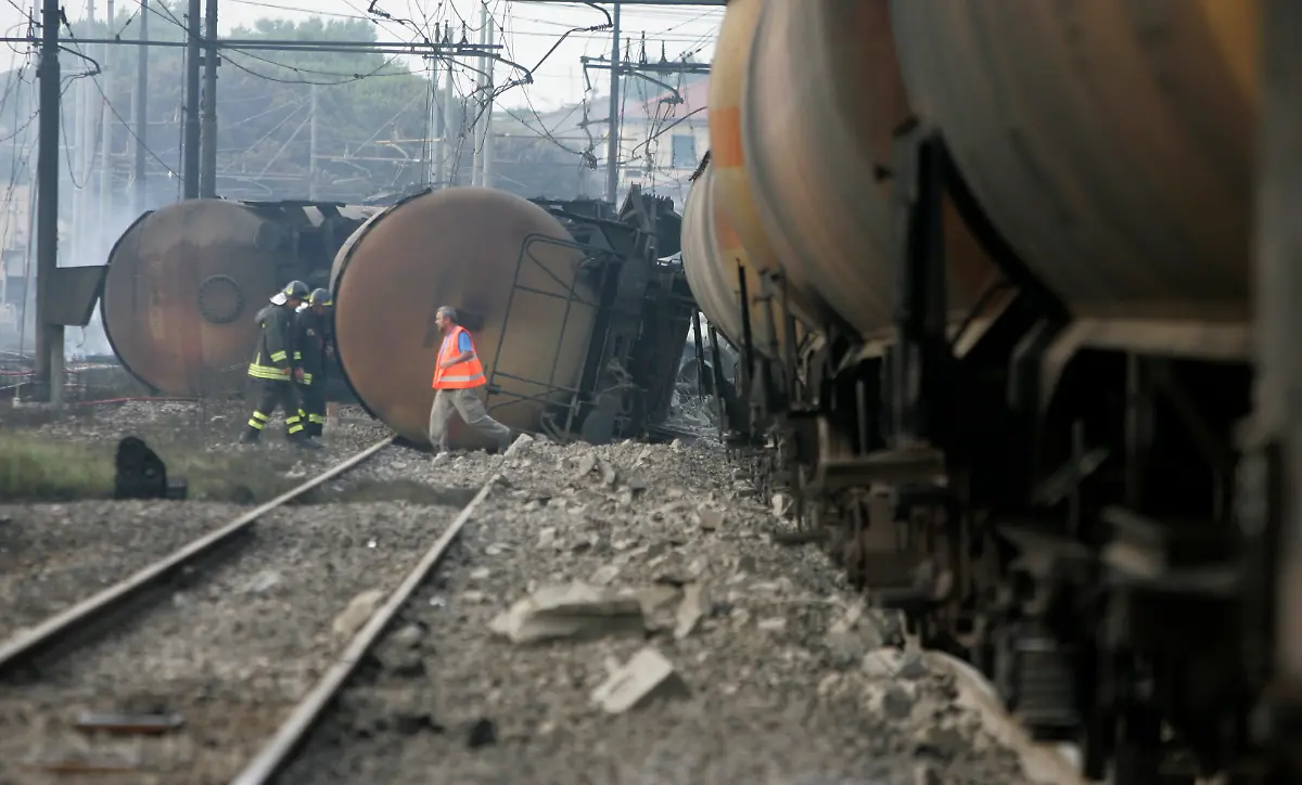 1246346831251-Italy-Train-Derailed-GB110-jpg2274029514132849867