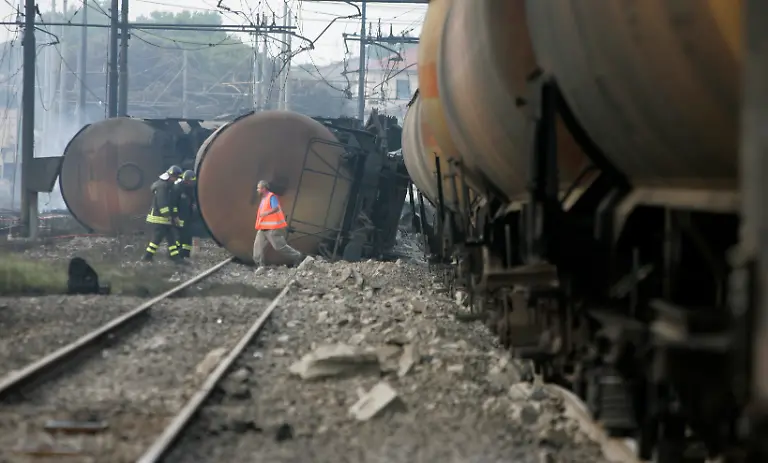 1246346831251-Italy-Train-Derailed-GB110-jpg2274029514132849867