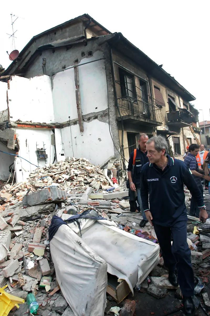 Italy-Train-Derailed-XFG109-jpg7151011234787576342