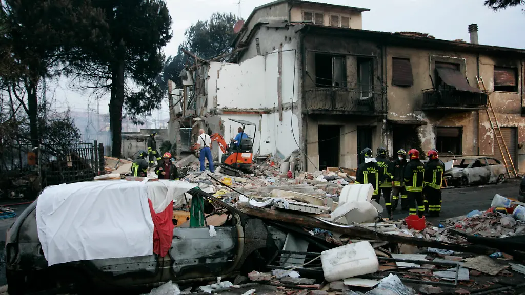 Italy-Train-Derailed-XFG101-jpg3765263514061486601