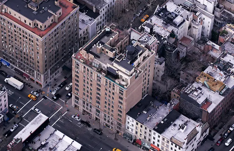 The-building-in-midtown-Manhattan-in-New-York-where-Bernard-Madoff-and-wife-Ruth