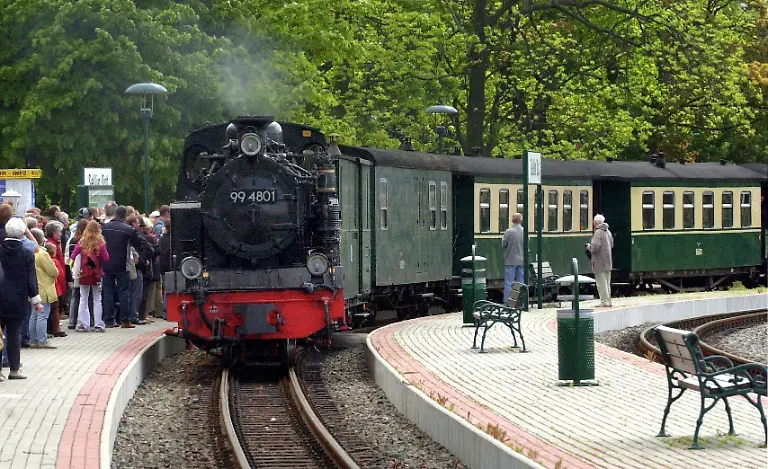Rasender-Roland-Ruegen-Bahnhof-Sellin