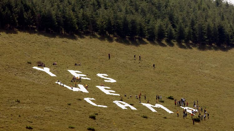 Überlebende des Erdbebens machen auf ihre schlechte Lage aufmerksam: "Yes we camp".