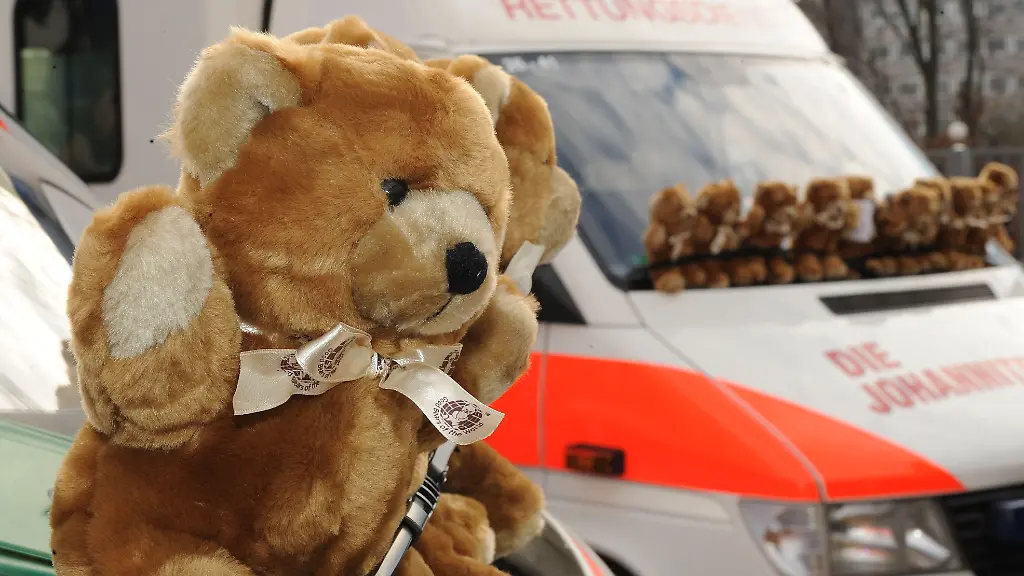 kinder-unfall-teddy-krankenwagen