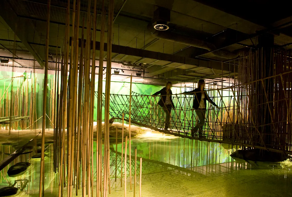 Klimahaus-Bremerhaven-Haengebruecke