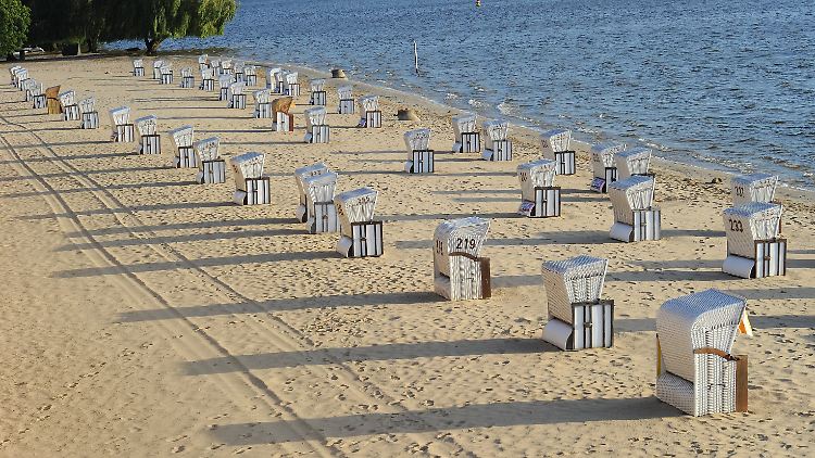 Leere Strandkörbe am Berliner Wannsee.