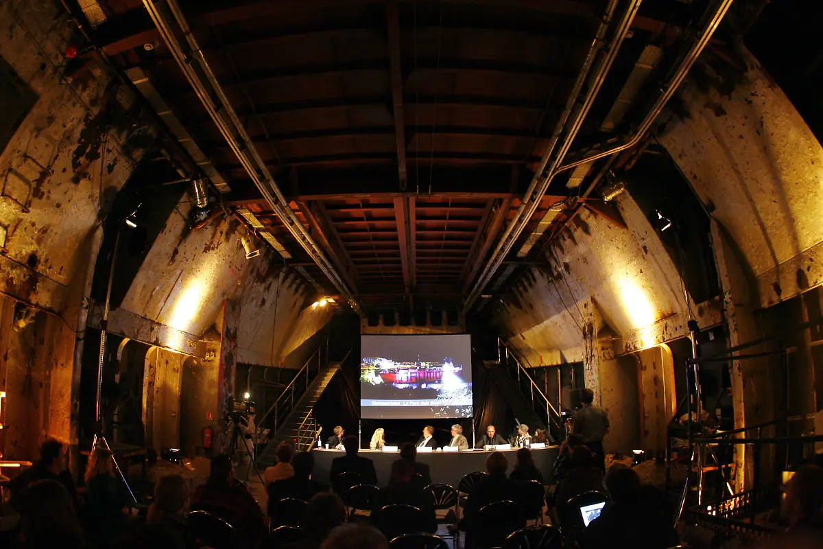 a-theaterschiffnaumon