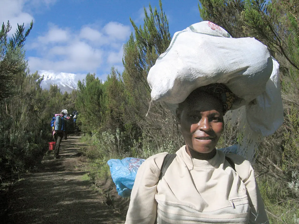 Kilimandscharo-Traegerin-Esther