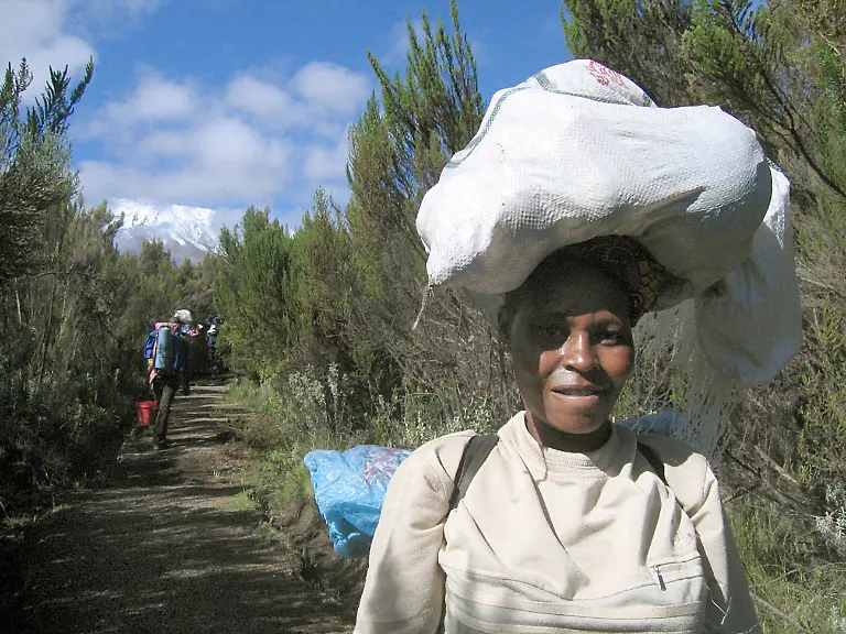 Kilimandscharo-Traegerin-Esther