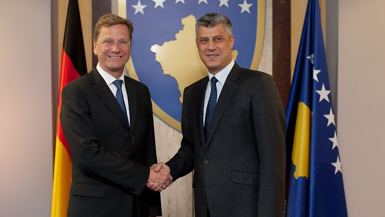 In Pristina traf Guido Westerwelle auf den kosovarischen Ministerpräsidenten Hashim Thaci (rechts). 