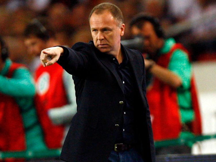 Menezes hatte sein Amt im August 2010 nach dem Viertelfinal-Aus Brasiliens bei der WM in Südafrika als Nachfolger von Carlos Dunga angetreten.