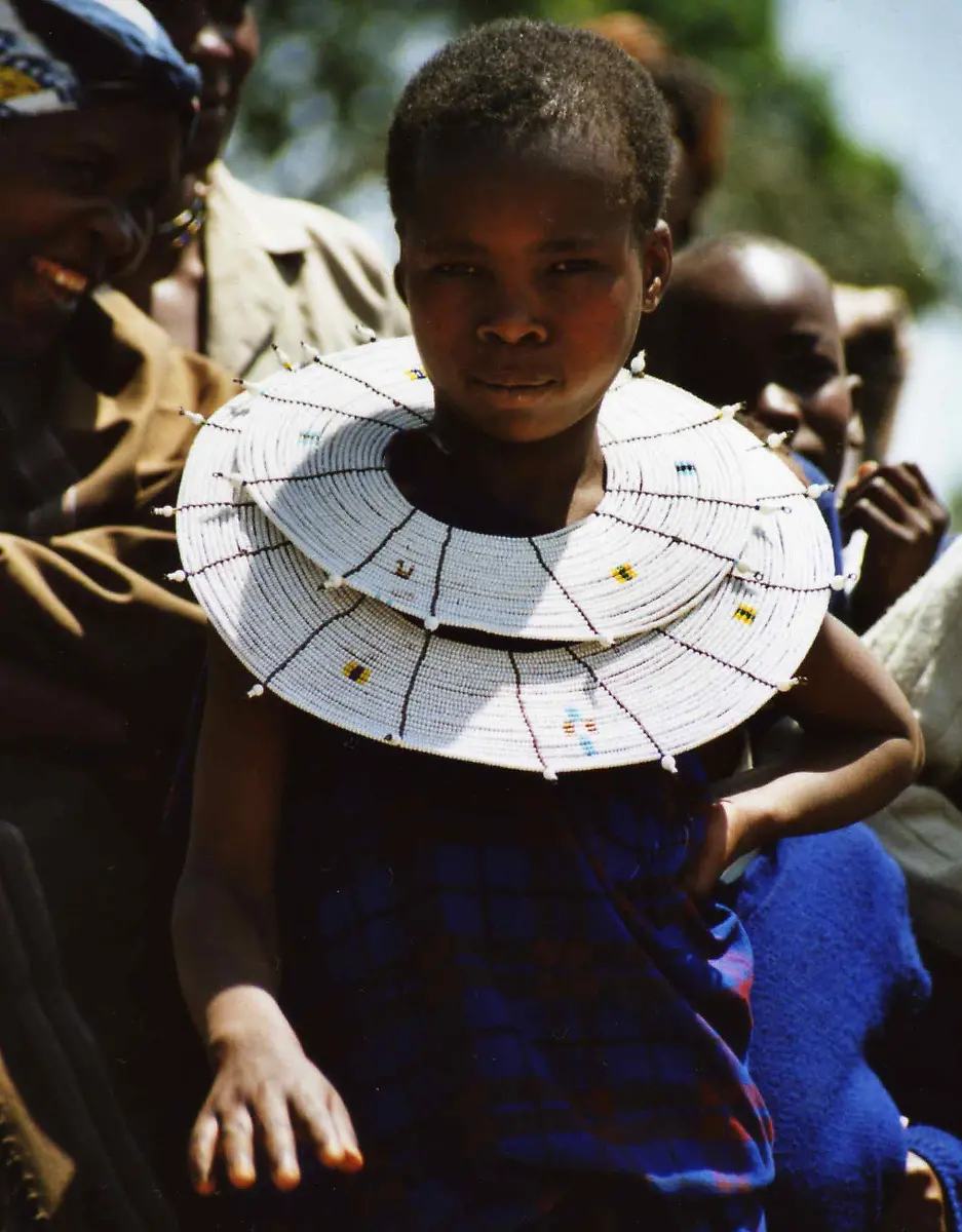 Massai-Maedchen-traditioneller-Halsschmuck-Olmuringiringa-Tansania