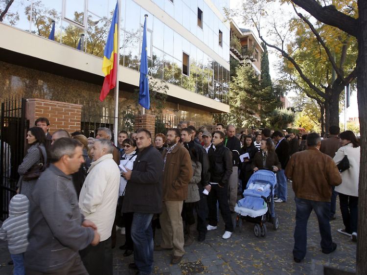 Rumänen in Spanien, die bei den rumänischen Präsidentenwahlen 2009 in der Botschaft in Madrid wählen wollen.