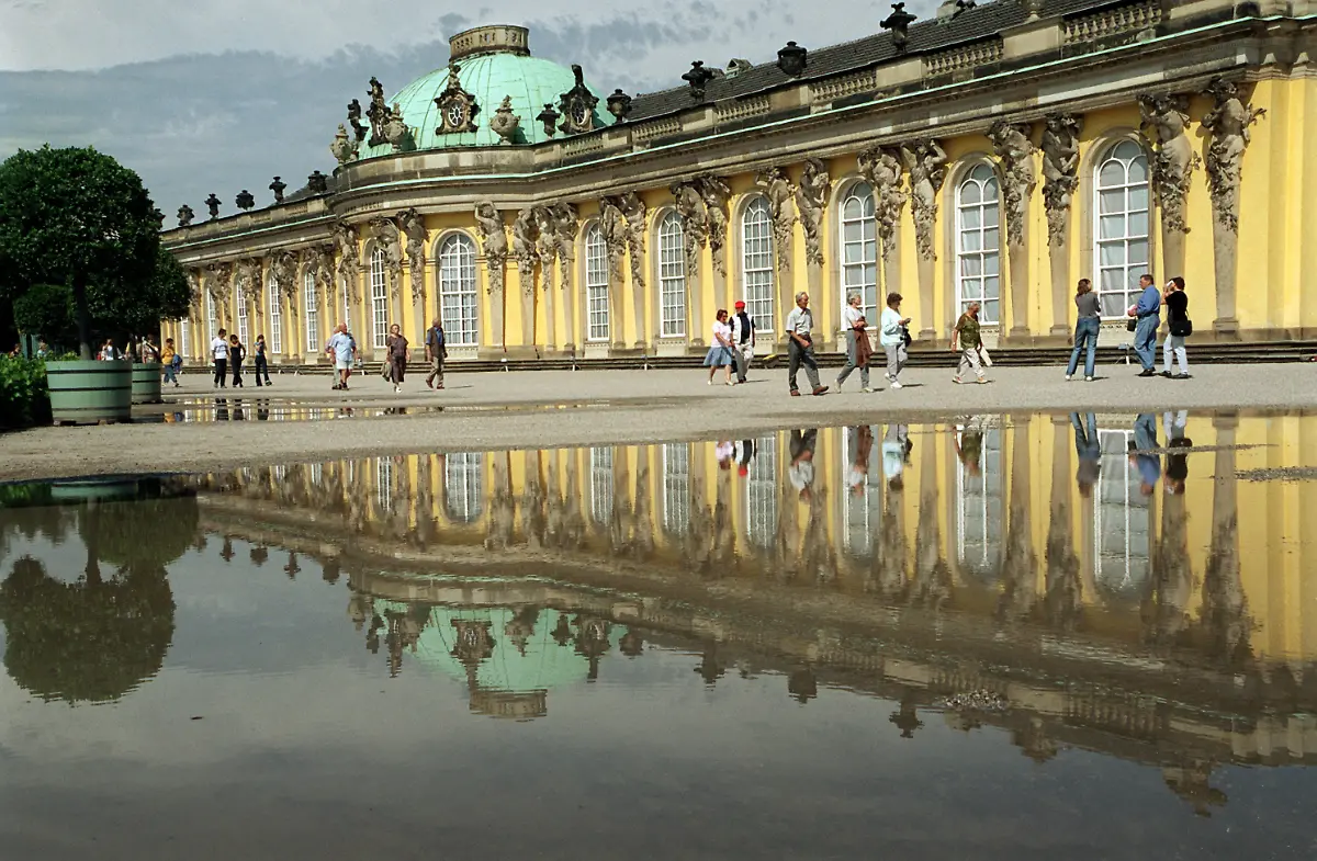 sanssouci-fassade-Pfuetze