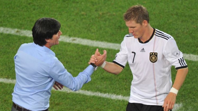 Joachim Löw mit Bastian Schweinsteiger, einem der neuen Chefs im DFB-Team.