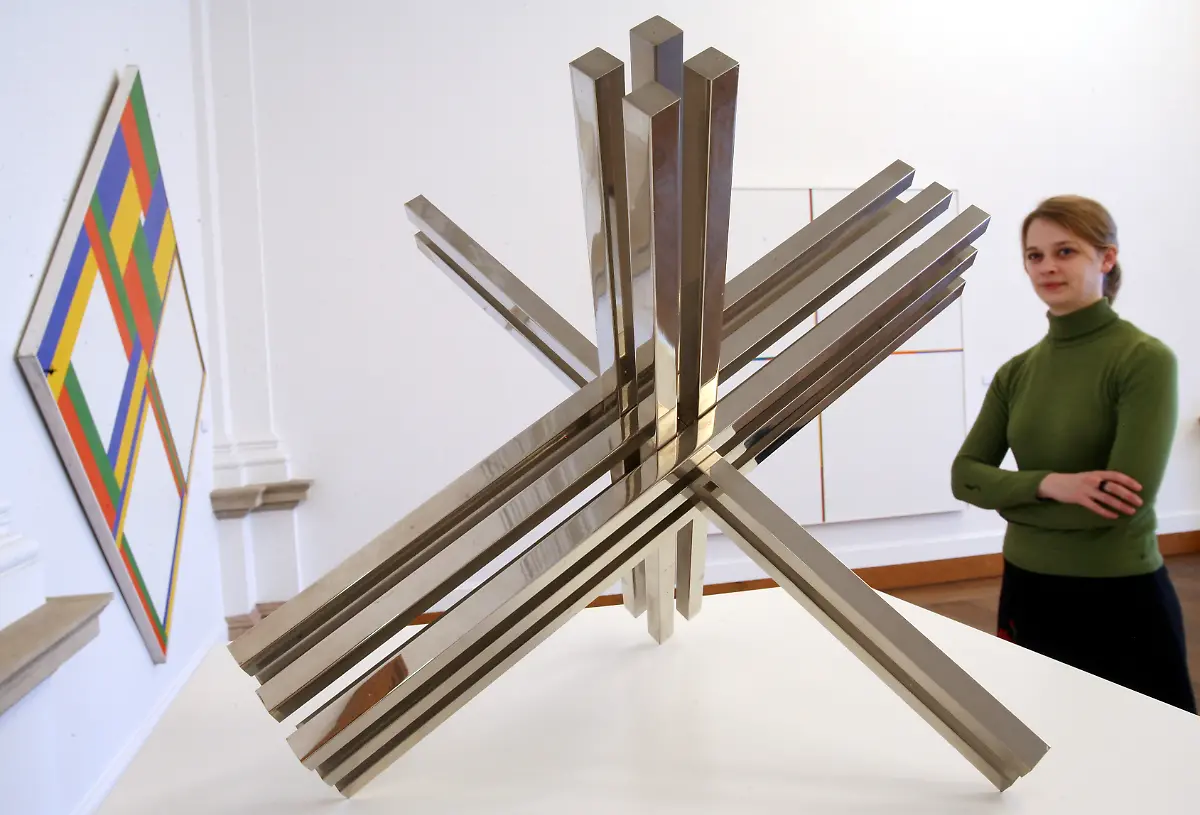 verchromte-Messingplastik-kern-aus-dopplungen-Max-Bill