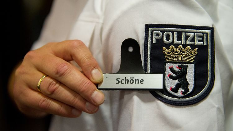 In Berlin tragen Polizisten ein Namens oder Nummernschild, im Rest von Deutschland nicht.