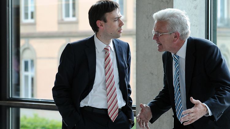 Diskussion unter Koalitionspartnern: Nils Schmid (SPD), links, mit Ministerpräsident Winfried Kretschmann von den Grünen.